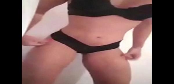  hot girl with booty streaming and dancing on periscope